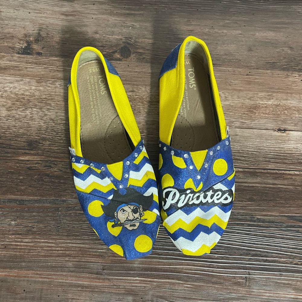 Toms - Picture 2 of 8